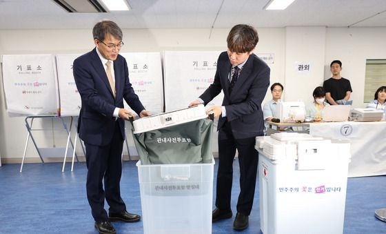 새 관내사전투표함 살펴보는 노태악 위원장