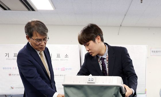 새 사전투표함 살펴보는 선관위원장
