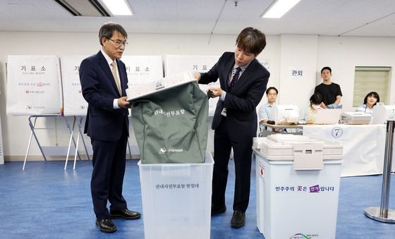 '투명 받침대' 도입된 사전투표함