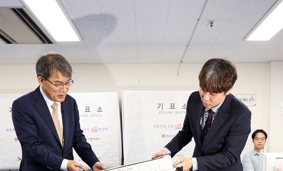 노태악 위원장, 새 투표함 직접 확인