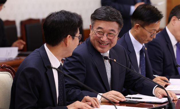 배경훈 부총리와 대화 나누는 윤호중 장관