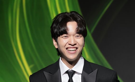 '에스파 간담회 MC' 유재필, 패션 포인트는 '레몬'