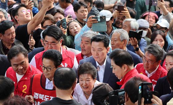 박근혜 방문에 문경 '구름 인파'
