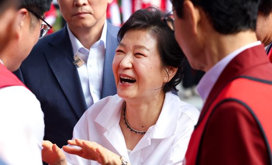 문경 시민과 인사 나누는 박근혜