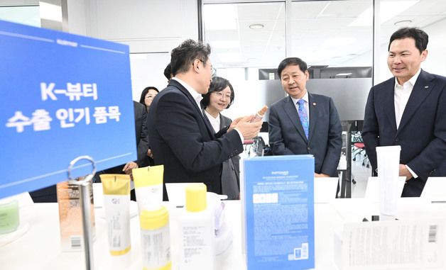 K-뷰티 수출 제품 살펴보는 구윤철 부총리