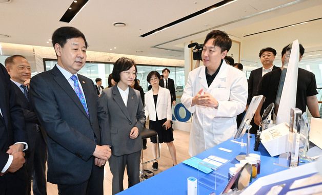 K-뷰티 제조 현장 방문하는 구윤철 부총리