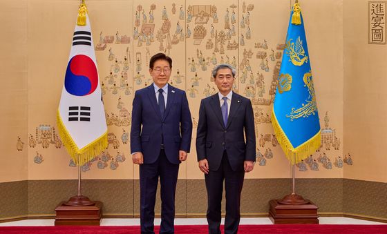 이재명 대통령, 신현송 한국은행 총재 임명장 수여