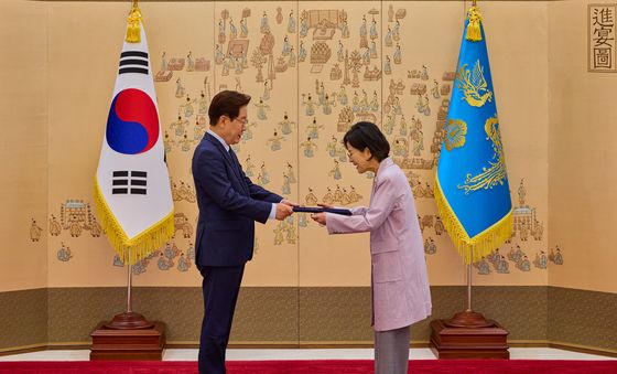 이재명 대통령, 전현정 중앙선관위 위원 임명장 수여