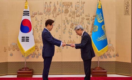 이재명 대통령, 신현송 한국은행 총재 임명장 수여