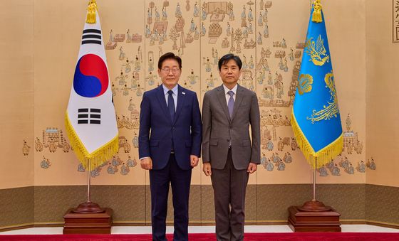 이재명 대통령, 이창훈 국가기후위기대응위원장 위촉장 수여