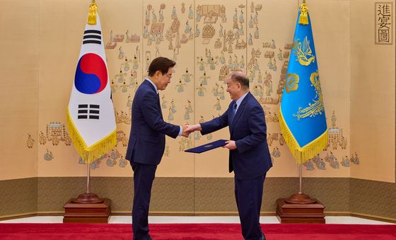 이재명 대통령, 강창일 민주평통 수석부의장 임명장 수여