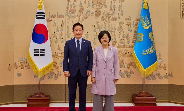 이재명 대통령, 전현정 중앙선관위 위원 임명장 수여