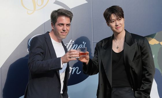 포즈 취하는 파딜 타쉬긴 대표와 공명
