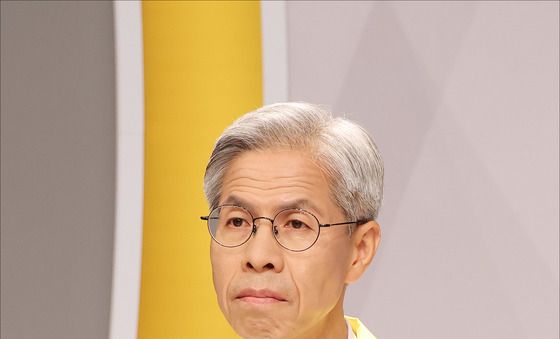 토론회 준비하는 권영국 후보