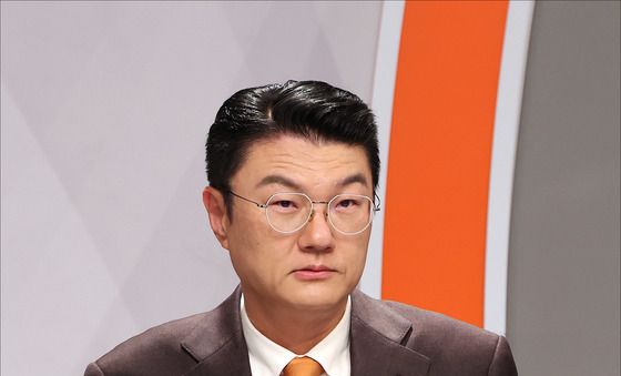 토론회 준비하는 김정철 후보