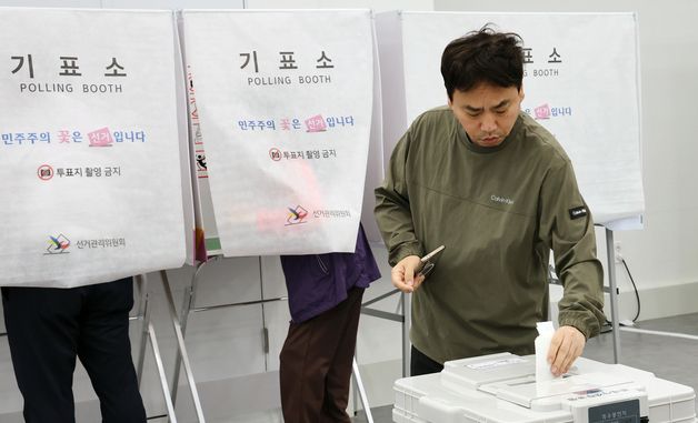 사전투표하는 유권자