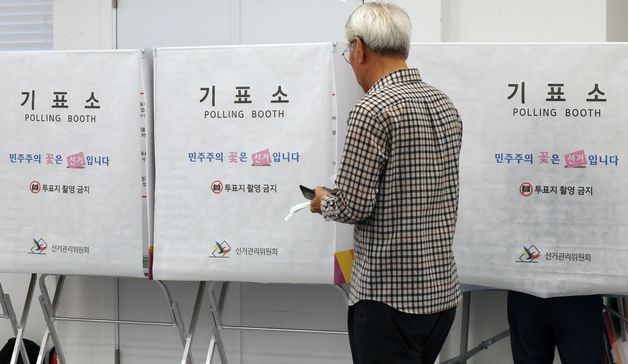 기표소 향하는 유권자