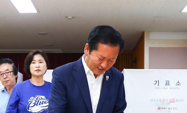사전투표하는 정청래 대표