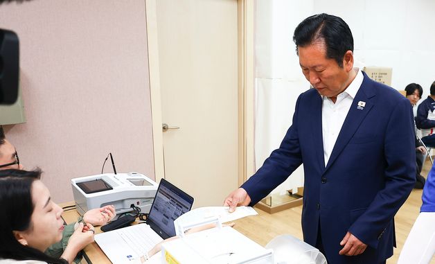 사전투표하는 정청래 더불어민주당 대표