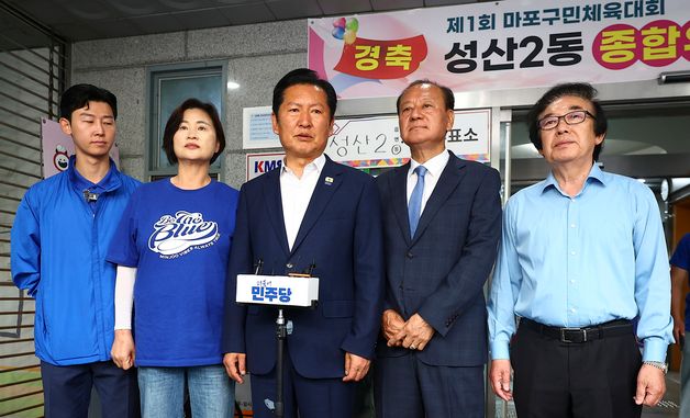 사전투표 마치고 취재진 질문에 답하는 정청래 대표