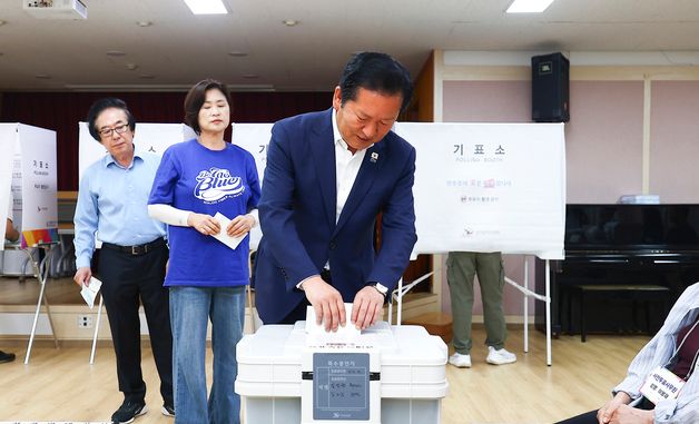 사전투표하는 정청래 대표