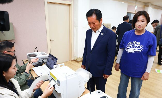 사전투표소 찾은 정청래 대표