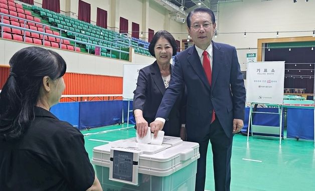 사전 투표하는 송인헌 괴산군수 후보