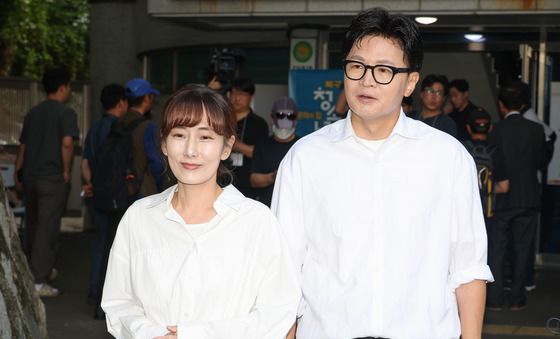 아내와 사전투표소 찾은 한동훈 후보