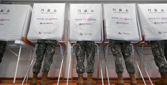 사전 투표하는 군 장병들