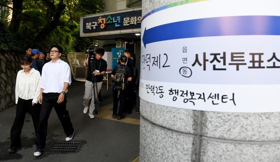 사전투표 마친 한동훈 후보 부부