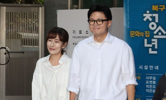 사전투표 마친 한동훈 후보 부부
