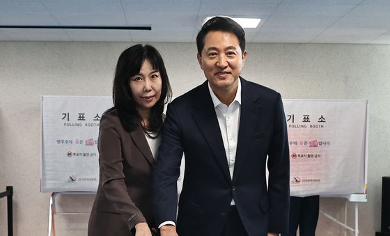 사전 투표하는 오세훈 후보 부부