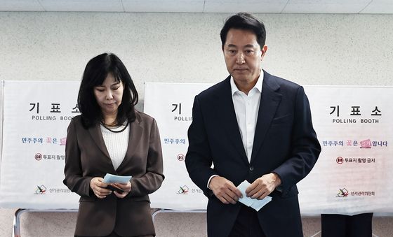 오세훈 서울시장 후보, 사전투표 첫날 한 표 행사