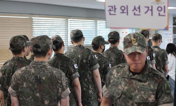 사전투표 첫날, 군심은 어디로?