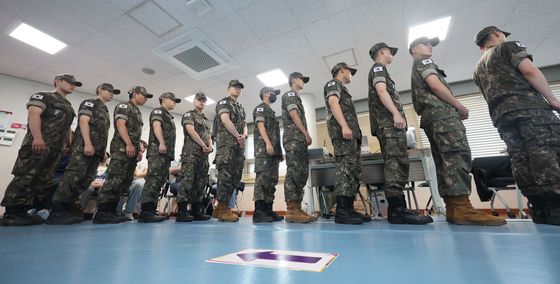 사전투표 첫날, 軍心은 어디로?