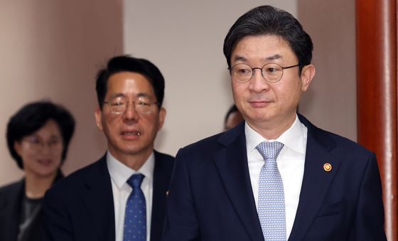 비상경제본부 회의 참석하는 이억원 위원장