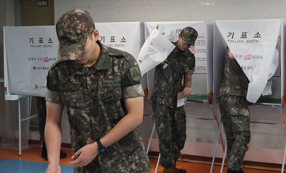 사전투표하는 군 장병들