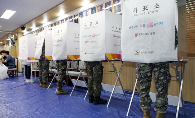 사전 투표하는 해병대 장병들
