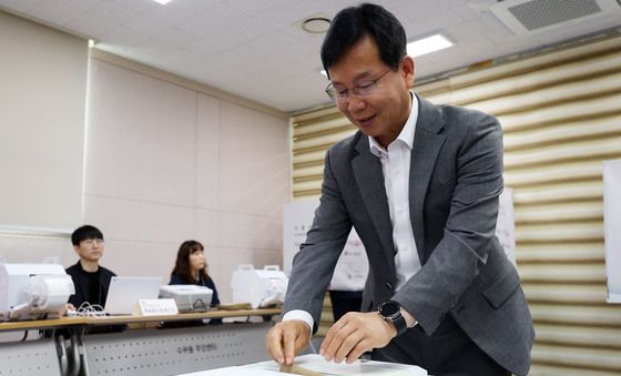 투표하는 박병규 민주당 광산구청장 후보