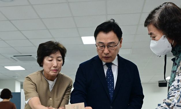 사전 투표 마친 정근식 서울시교육감 후보 부부