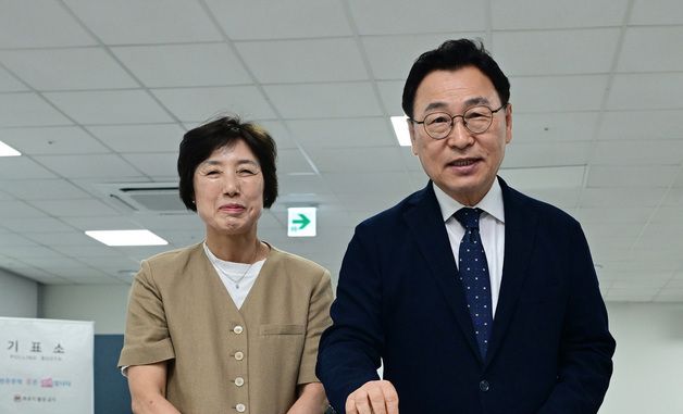 사전 투표하는 정근식 서울시교육감 후보 부부