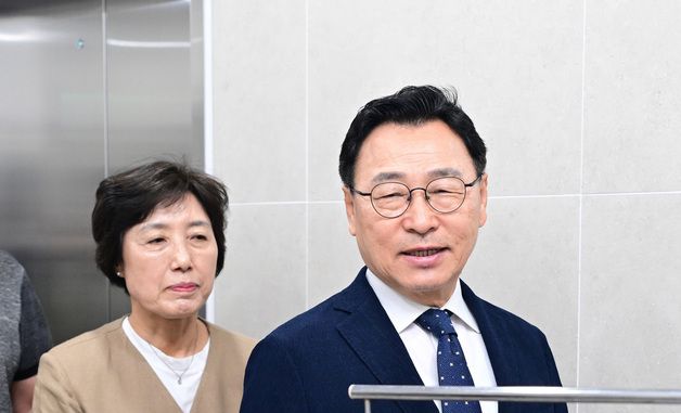 사전투표소 찾은 정근식 서울시교육감 후보