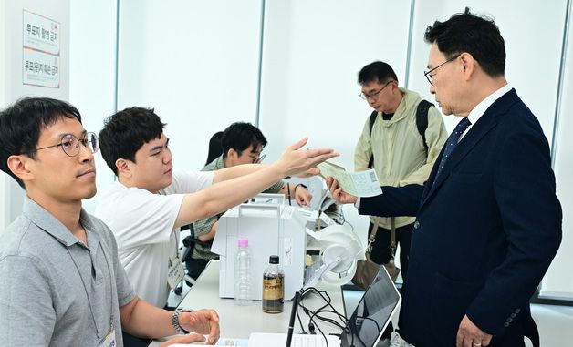 투표 용지 받는 정근식 서울시교육감 후보