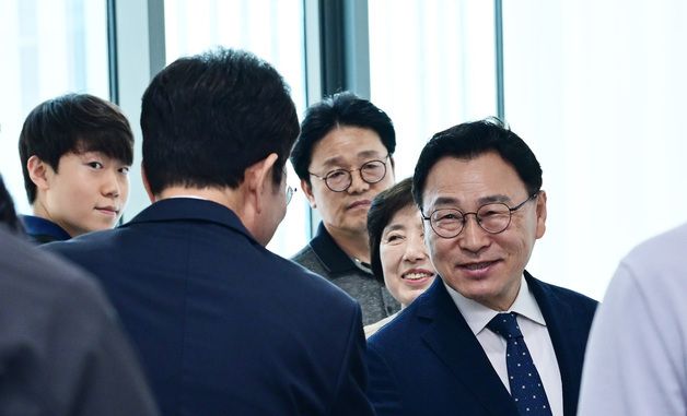 악수하는 정원오 서울시장 후보와 정근식 서울시교육감 후보