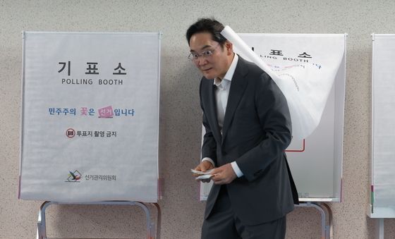 기표소 나서는 이재용 회장
