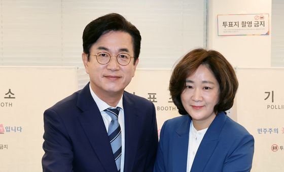 허태정 민주당 대전시장 후보 내외 사전투표