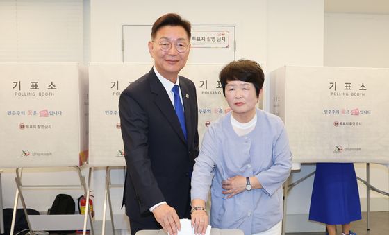 사전투표하는 김제선 대전 중구청장 후보