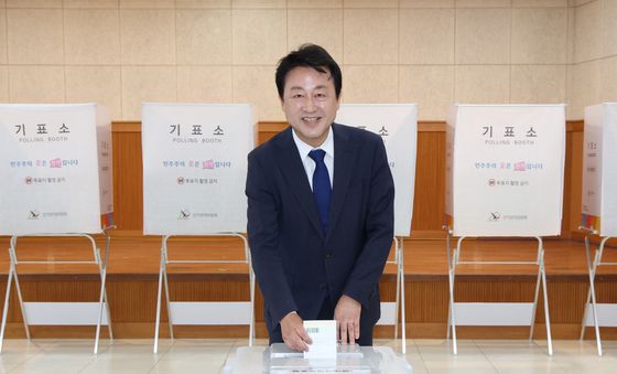 사전투표하는 김용남 후보
