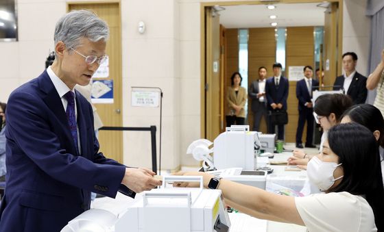 투표용지 받는 조희대 대법원장