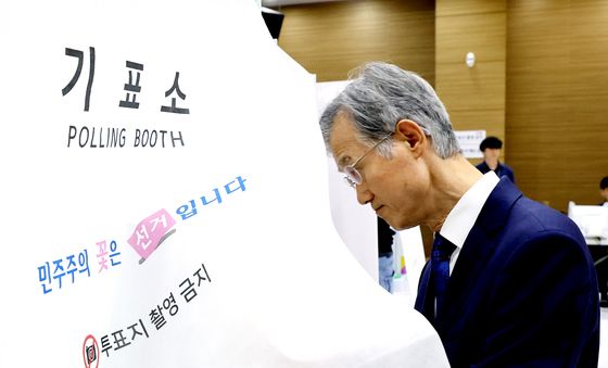 기표소 입장하는 조희대 대법원장